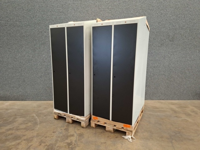 1557307-2 4 st Klädskåp CLASSIC Sluttande tak, 2 sektioner, 1900x800x550 mm, svart