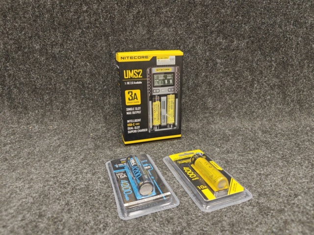 1557351-1 Batteriladdare Nitecore UMS2 & Extra batterier