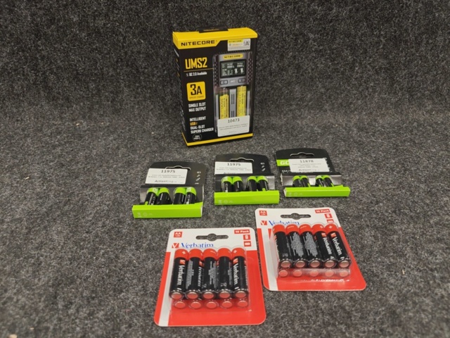 1557355-1 Batteriladdare Nitecore UMS2 & Extra batterier