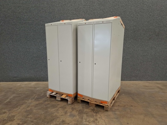 1557310-3 4 st Klädskåp CLASSIC Sluttande tak, 2 sektioner, 1900x800x550 mm, grå
