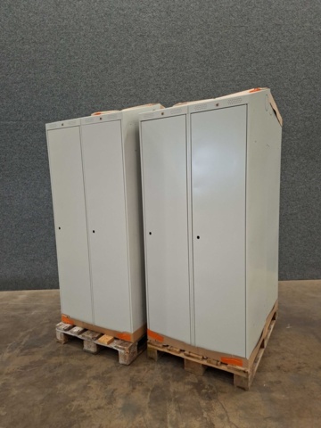 1557310-4 4 st Klädskåp CLASSIC Sluttande tak, 2 sektioner, 1900x800x550 mm, grå