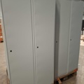 1557310-11 4 st Klädskåp CLASSIC Sluttande tak, 2 sektioner, 1900x800x550 mm, grå