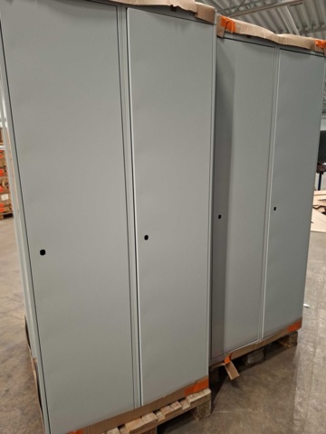 1557310-11 4 st Klädskåp CLASSIC Sluttande tak, 2 sektioner, 1900x800x550 mm, grå