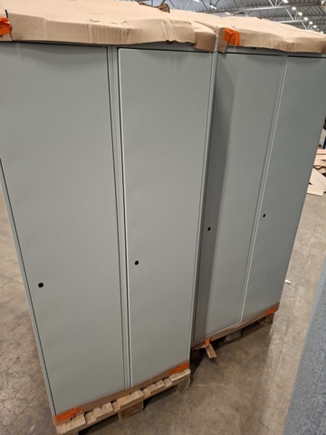 1557310-12 4 st Klädskåp CLASSIC Sluttande tak, 2 sektioner, 1900x800x550 mm, grå