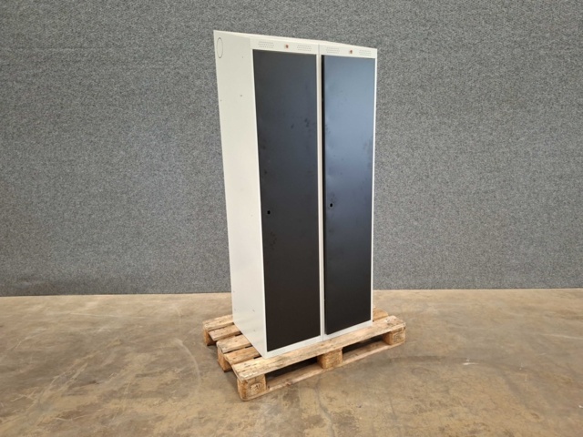 1557313-2 1 st Klädskåp CLASSIC Sluttande tak, 2 sektioner, 1900x800x550 mm, svart