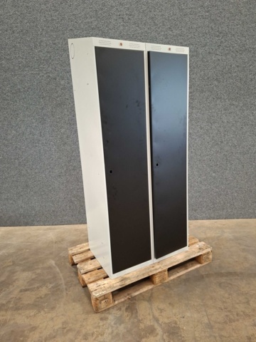 1557313-3 1 st Klädskåp CLASSIC Sluttande tak, 2 sektioner, 1900x800x550 mm, svart