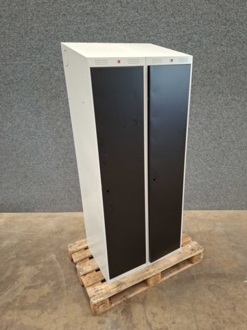 1557313-4 1 st Klädskåp CLASSIC Sluttande tak, 2 sektioner, 1900x800x550 mm, svart