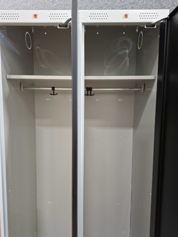 1557313-6 1 st Klädskåp CLASSIC Sluttande tak, 2 sektioner, 1900x800x550 mm, svart