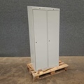 1557314-2 1st Klädskåp CLASSIC Sluttande tak, 2 sektioner, 1900x800x550 mm, grå