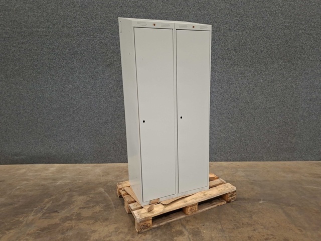 1557314-2 1st Klädskåp CLASSIC Sluttande tak, 2 sektioner, 1900x800x550 mm, grå
