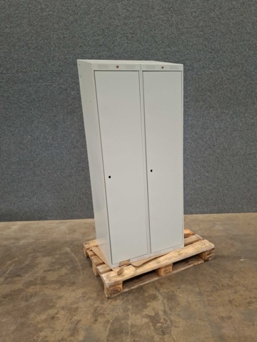 1557314-3 1st Klädskåp CLASSIC Sluttande tak, 2 sektioner, 1900x800x550 mm, grå