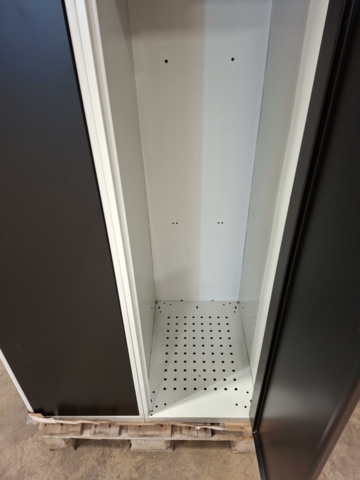 1557315-17 4 st Klädskåp CLASSIC Sluttande tak, 2 sektioner, 1900x800x550 mm, svart