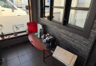 1516412 Soffa, soffbord, kaffekokare, m.m.