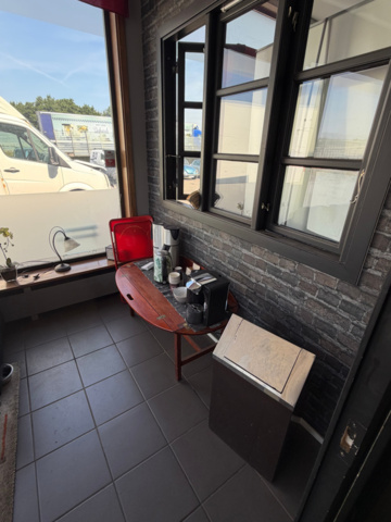 1516412-1 Sofa, coffee table, coffee maker, etc.