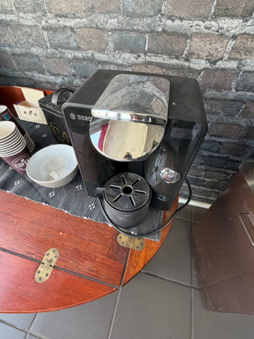 1516412-2 Sofa, coffee table, coffee maker, etc.