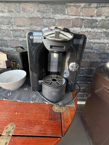 1516412-3 Sofa, coffee table, coffee maker, etc.