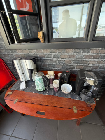 1516412-4 Sofa, coffee table, coffee maker, etc.
