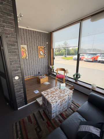 1516412-7 Sofa, coffee table, coffee maker, etc.