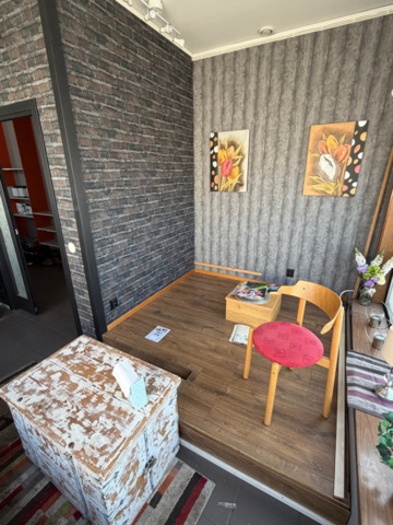 1516412-8 Sofa, coffee table, coffee maker, etc.