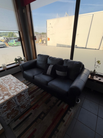 1516412-9 Sofa, coffee table, coffee maker, etc.