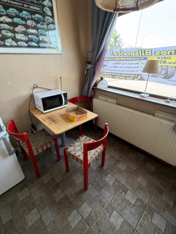 1516412-11 Sofa, coffee table, coffee maker, etc.