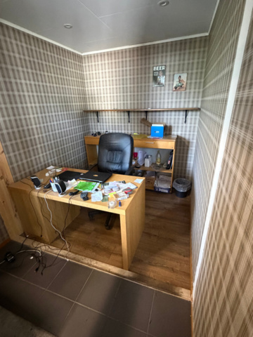 1516412-17 Sofa, coffee table, coffee maker, etc.