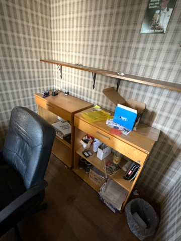 1516412-18 Sofa, coffee table, coffee maker, etc.