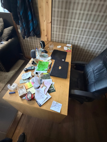1516412-19 Sofa, coffee table, coffee maker, etc.