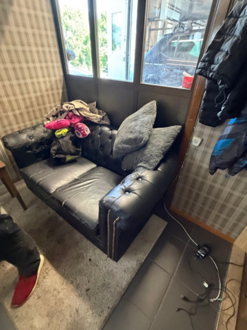 1516412-20 Sofa, coffee table, coffee maker, etc.
