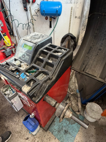 1516416-4 Wheel balancing machine and tire mounting machine - PELA Auto Tools