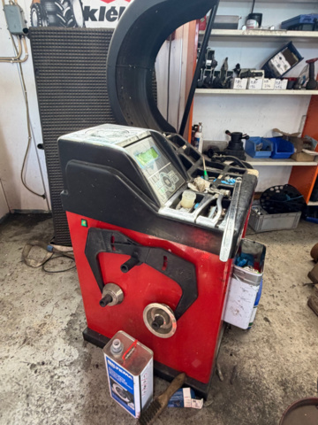 1516416-7 Wheel balancing machine and tire mounting machine - PELA Auto Tools