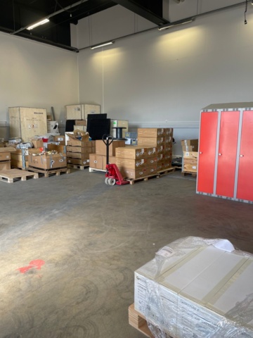 Varulager med produkter för solenergi, energilagring och elinstallation - Örebro