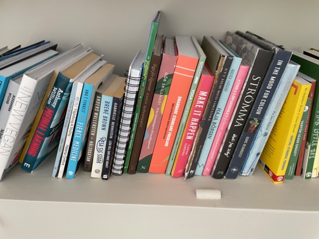 1557459-3 Books and lamp on bookshelf