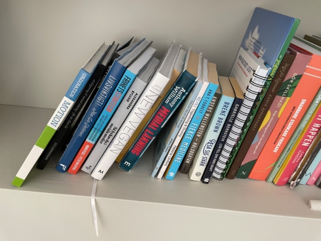 1557459-4 Books and lamp on bookshelf