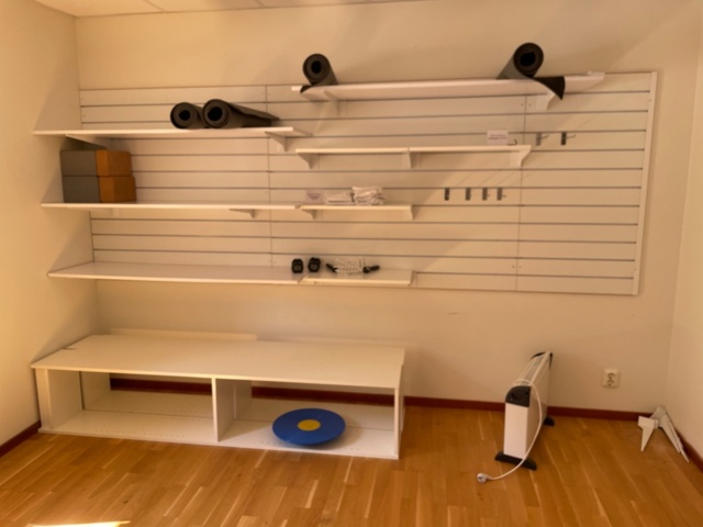1557461-1 Shelf with wall rails