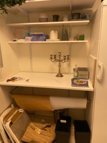 1557462-1 Shelves with contents