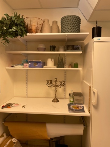 1557462-2 Shelves with contents
