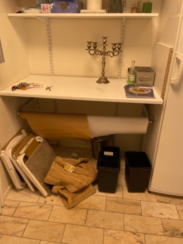 1557462-3 Shelves with contents