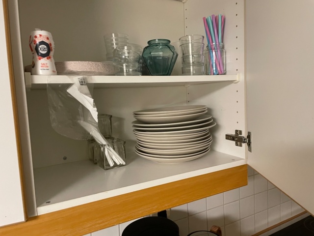 1557465-2 Innehåll i köksskåp