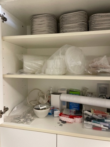 1557462-5 Shelves with contents