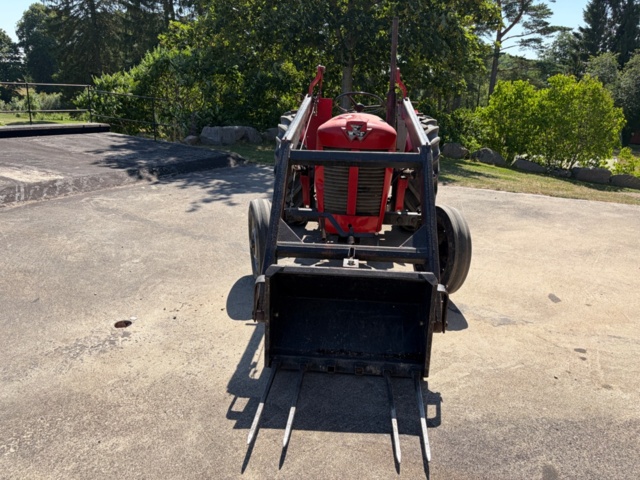 1531244-24 Massey Ferguson 30 Diesel 1964 med frontlastare och pallgafflar – Fungerar