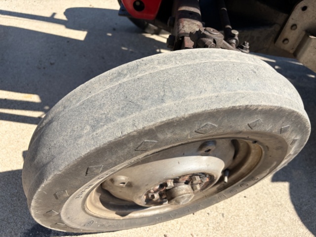 1531244-31 Massey Ferguson 30 Diesel 1964 med frontlastare och pallgafflar – Fungerar