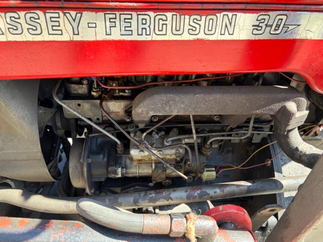 1531244-28 Massey Ferguson 30 Diesel 1964 med frontlastare och pallgafflar – Fungerar