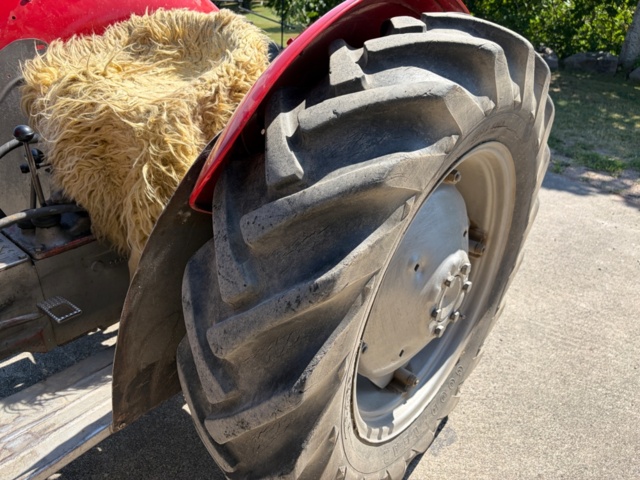 1531244-32 Massey Ferguson 30 Diesel 1964 med frontlastare och pallgafflar – Fungerar