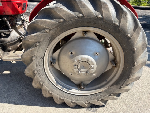 1531244-33 Massey Ferguson 30 Diesel 1964 med frontlastare och pallgafflar – Fungerar