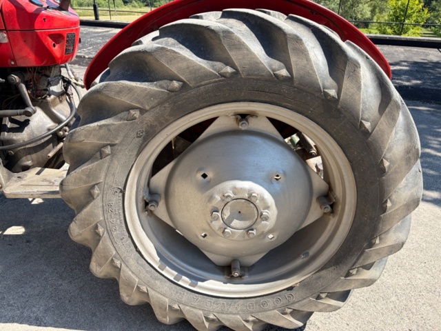 1531244-34 Massey Ferguson 30 Diesel 1964 med frontlastare och pallgafflar – Fungerar