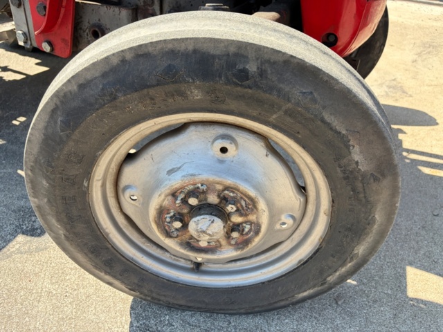 1531244-38 Massey Ferguson 30 Diesel 1964 med frontlastare och pallgafflar – Fungerar