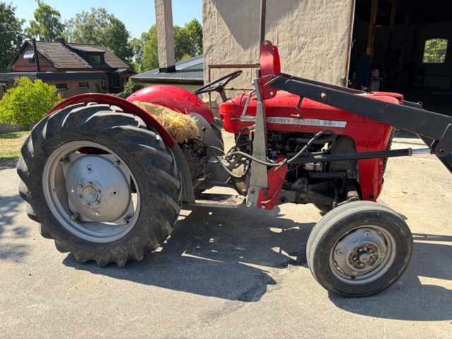1531244-25 Massey Ferguson 30 Diesel 1964 med frontlastare och pallgafflar – Fungerar