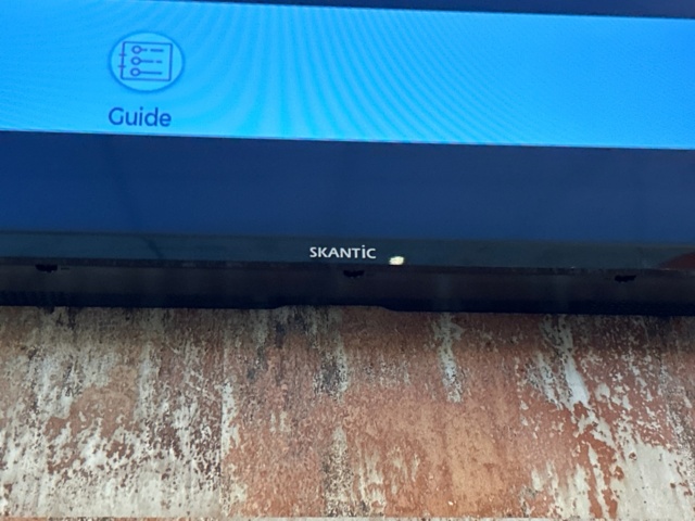 1532108-4 TV Skantik 40”