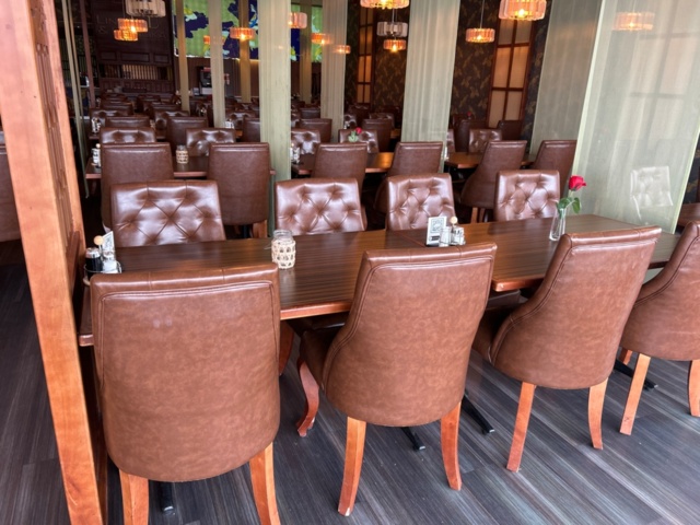 1532098-3 Tables and chairs for restaurant (approx. 100 guests)